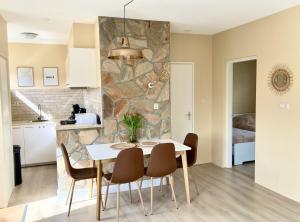 een keuken en eetkamer met een tafel en stoelen bij NEW: Summerhouse near beach&lake in Noordwijkerhout