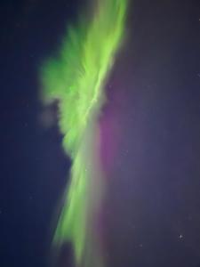 una imagen de la aurora boreal en el cielo en Hotel Kanslarinn Hella en Hella