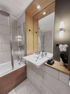 a bathroom with a sink and a tub and a mirror at Charming 1-Bed Apartment in London in London