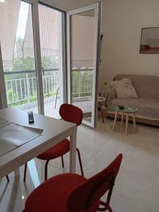 ein Wohnzimmer mit einem Tisch, Stühlen und einem Sofa in der Unterkunft Ilion apartments in Athen