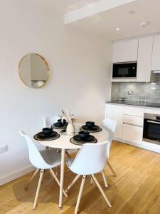 Majoituspaikan Charming 1-Bed Apartment in London keittiö tai keittotila