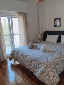 ein Schlafzimmer mit einem Bett mit zwei Kissen darauf in der Unterkunft Ilion apartments in Athen