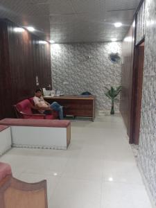 govind resort في نويدا الكبرى: امرأة تجلس على كرسي في غرفة انتظار