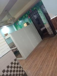 govind resort في نويدا الكبرى: مطبخ وثلاجة بيضاء وارضية خشبية
