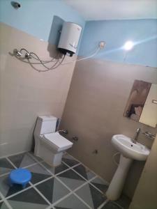 govind resort في نويدا الكبرى: حمام صغير مع مرحاض ومغسلة