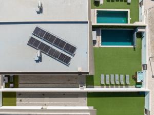 eine Aussicht auf ein Gebäude mit Sonnenkollektoren in der Unterkunft Villa Eden 2 in Mariquiteira