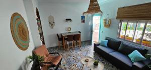 ein Wohnzimmer mit einem Sofa und einem Tisch in der Unterkunft casa gecko in Benalmádena