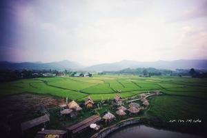 una vista aérea de un campo verde con algunos edificios en Shanti-Retreat Hotel en Pua