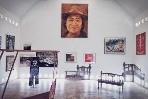 ein Museum mit einer Statue in einem Raum mit Gemälden in der Unterkunft Shanti-Retreat Hotel in Pua