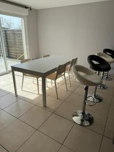 een vergaderruimte met een tafel en stoelen bij Villa avec piscine à Mende capacité 12 personnes in Mende
