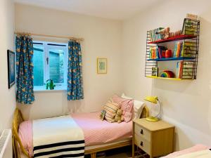 Postel nebo postele na pokoji v ubytování Tin tabernacle perfect for group getaways