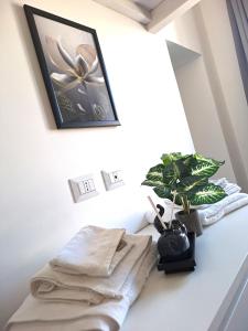 una mesa blanca con una toalla y una planta en ella en Casa del Cigno, en Monterotondo