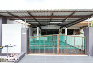 una piscina con una puerta de metal frente a un edificio en Summer~6+3p (Seri Impian) Neflix/Water Dispenser, en Keluang
