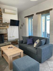 ein Wohnzimmer mit einem Sofa und einem Couchtisch in der Unterkunft SEAVIEW UP in Korissia