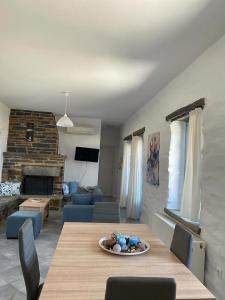 ein Wohnzimmer mit einem Tisch und ein Wohnzimmer mit einem Sofa in der Unterkunft SEAVIEW UP in Korissia