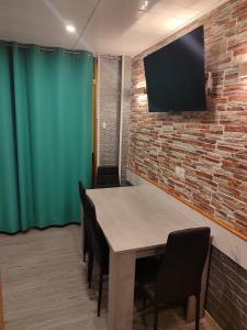 TV a/nebo společenská místnost v ubytování Estudio atico con piscina "Solsalou" Edificio Inter 2