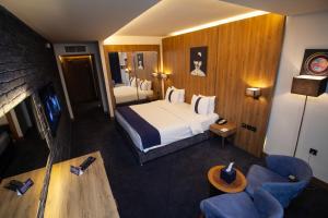 ein Hotelzimmer mit Bett und Fernseher in der Unterkunft Monarch Hotel Amman in Amman + 15 Fotos