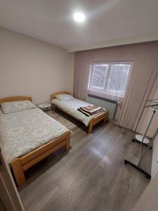 pokój z 2 łóżkami i lampką w obiekcie Vila Pavle w mieście Užice