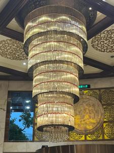 una gran lámpara de araña colgando del techo de un edificio en Days Hotel & Suites China Town - Metro Line 2 - Nearby Wuyi Square ,Orange Island,Hunan Museum en Changsha