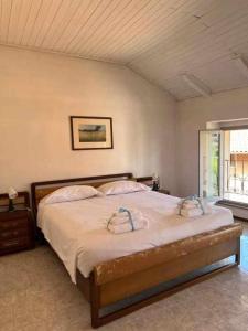 普羅迪卡納韋塞的住宿－4 tea 4 house，一间卧室配有一张床,上面有两条毛巾