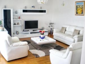 un soggiorno con divani bianchi e una TV di Charming villa in Umag with private pool a Umag (Umago)