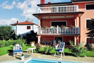 Casa con balcón y piscina en 3 bedrooms villa with private pool enclosed garden and wifi at Umag 1 km away from the beach, en Umag