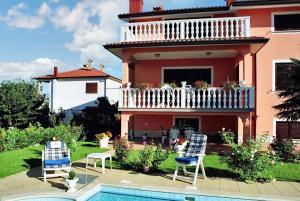una casa con balcone e piscina di Charming villa in Umag with private pool a Umag (Umago)