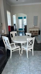 Gallery image of A spacious Villa - guest house - masterbedroom in Dubai
