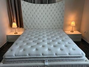 Tempat tidur dalam kamar di A spacious Villa - guest house - masterbedroom