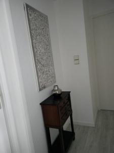 una habitación con una mesa y una foto en la pared en Les Mulotières en Olivet