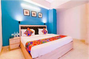 Letto o letti in una camera di Roomshala 173 Royal inn - Vinod nagar
