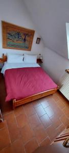 a bedroom with a large bed with pink sheets at Cervinia Due in Breuil
