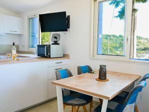 Dapur atau dapur kecil di Maison bord de mer vue exceptionnelle avec accès privé