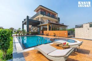 Bazén v ubytování StayVista's Shivoham Farms - Mountain-View Villa with Outdoor Pool, Lawn, and Terrace nebo v jeho okolí