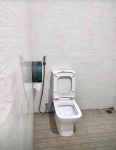 uma casa de banho com WC numa cabina em Khách sạn Đại Huệ em Dong Quan