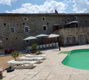 Bazén v ubytovaní Ardèche chambres d hôtes près de Vallon pont d Arc alebo v jeho blízkosti