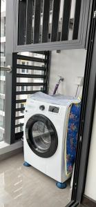 uma máquina de lavar roupa está sentada num quarto em The Sapphire Ha Long em Ha Long