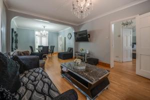 TV a/nebo společenská místnost v ubytování Spacious Worcester City Centre House