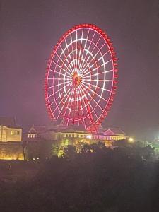 uma grande roda gigante acesa à noite em The Sapphire Ha Long em Ha Long