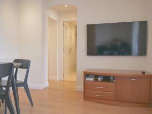 a living room with a flat screen tv on a wall at Apartamento en la Catedral in Burgos