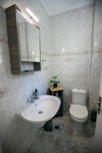 Et badeværelse på Bay Maisonette + 18 billeder