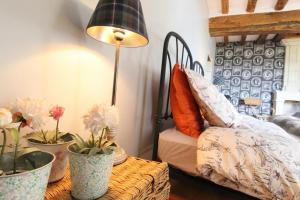 1 dormitorio con 1 cama y 2 macetas en Jallanges, en Fontevraud-l'Abbaye