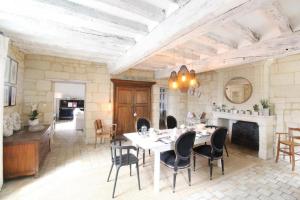 a dining room with a table and chairs at Jallanges in Fontevraud-l'Abbaye