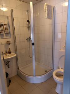 ein Bad mit einer Dusche und einem WC in der Unterkunft Guesthouse in Weeze in Weeze