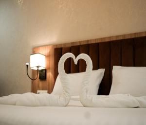 Hotel The Avoir Asansol客房内的一张或多张床位