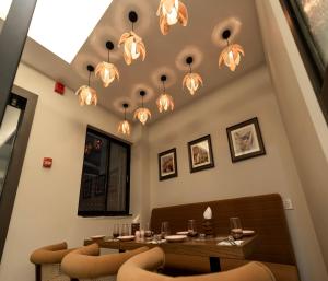 Hotel The Avoir Asansol的休息区