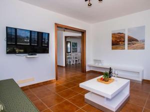 ein Wohnzimmer mit Sofa und Tisch in der Unterkunft Villa Palmera La Vegueta Villas in Tinajo