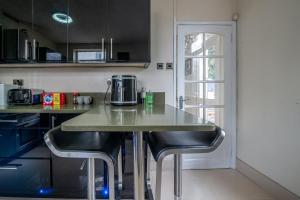 Kuchyň nebo kuchyňský kout v ubytování Spacious Worcester City Centre House + 13 fotografií
