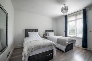 Postel nebo postele na pokoji v ubytování Spacious Worcester City Centre House