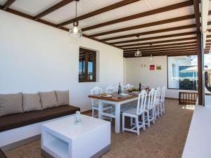 ein Wohnzimmer mit einem Tisch, Stühlen und einem Sofa in der Unterkunft Villa Verol La Vegueta Villas in Tinajo